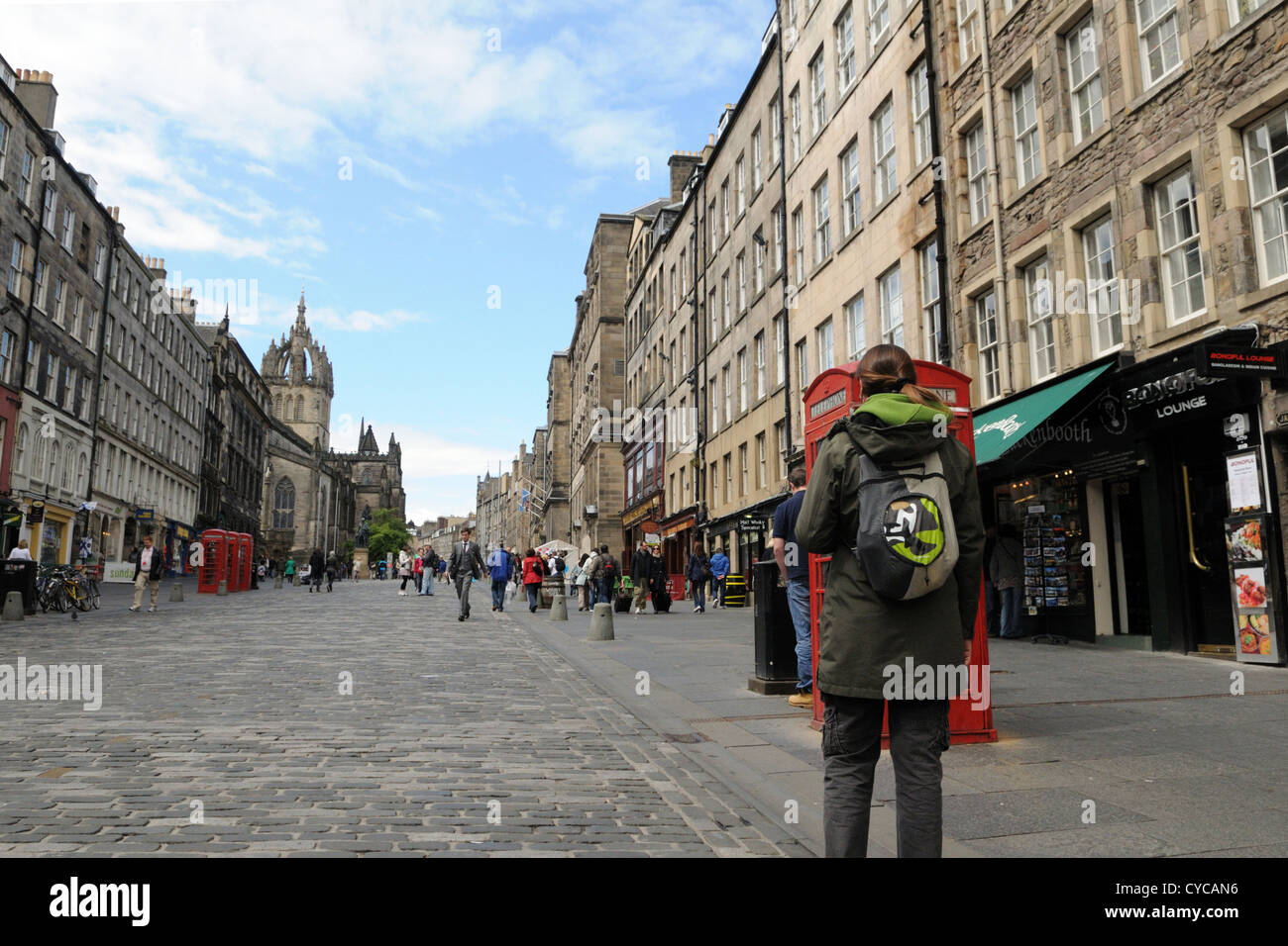 Les touristes qui font des achats dans la pittoresque high street, Edinburgh, Ecosse Banque D'Images