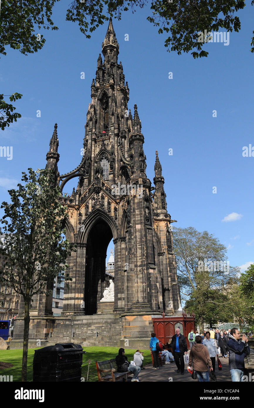 Les touristes marcher dans les jardins au-dessous du scott monument Banque D'Images