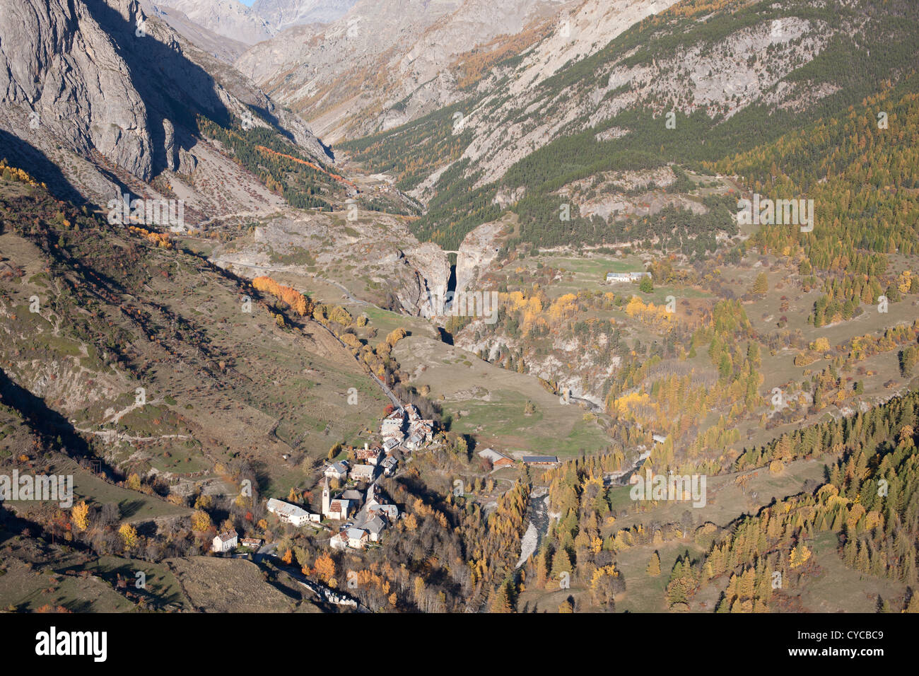 VUE AÉRIENNE.Vallée alpine aux couleurs d'automne avec le pont de Chatelet au loin.Saint-Paul-sur-Ubaye, Alpes-de-haute-Provence, France. Banque D'Images