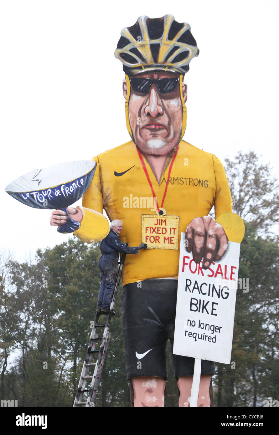 EDENBRIDGE BONFIRE EFFIGIE DE SOCIÉTÉS AMERICAN cycliste Lance Armstrong 2012. PHOTO JAMIE MANN Banque D'Images