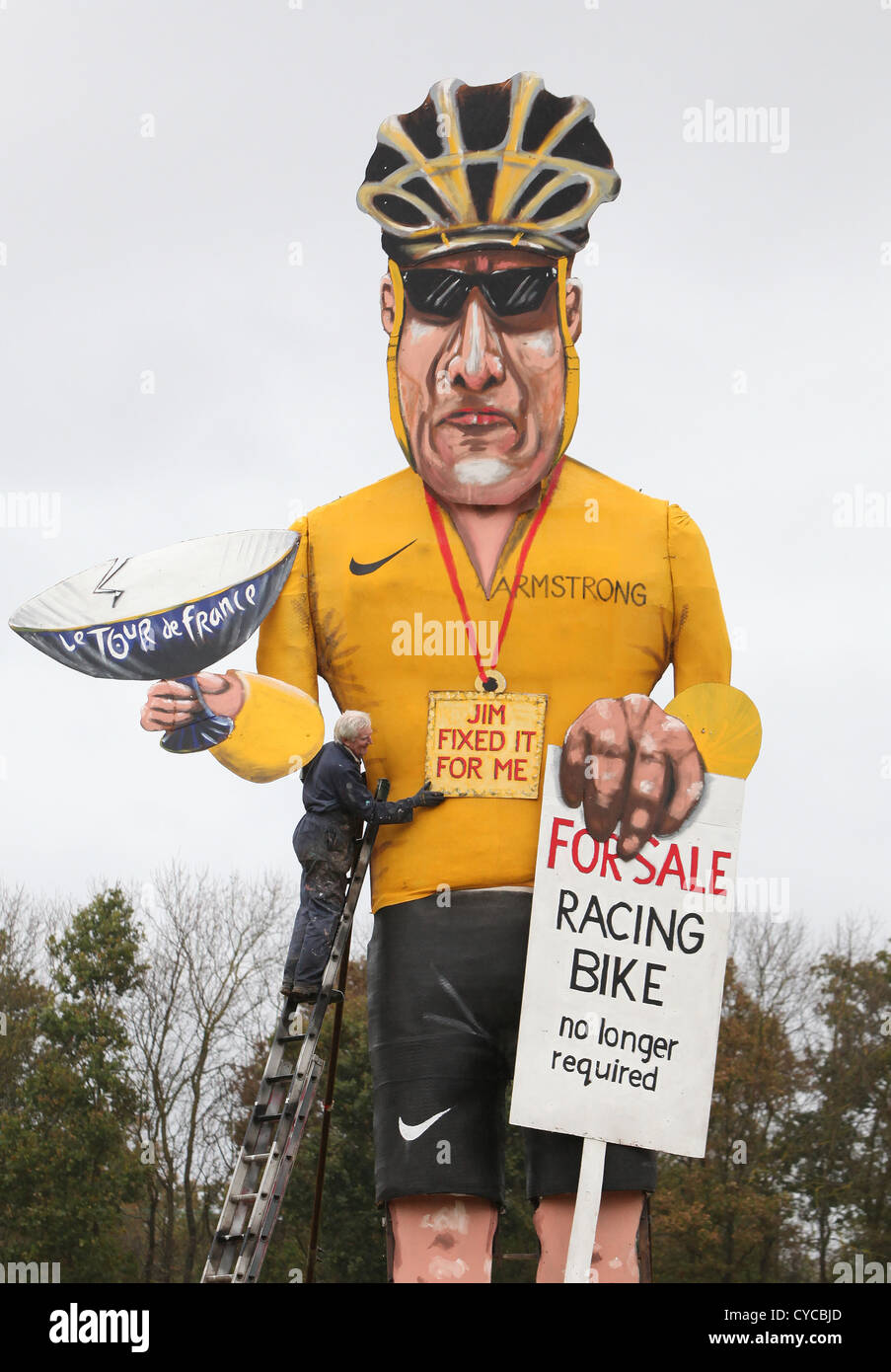 EDENBRIDGE BONFIRE EFFIGIE DE SOCIÉTÉS AMERICAN cycliste Lance Armstrong 2012. PHOTO JAMIE MANN Banque D'Images