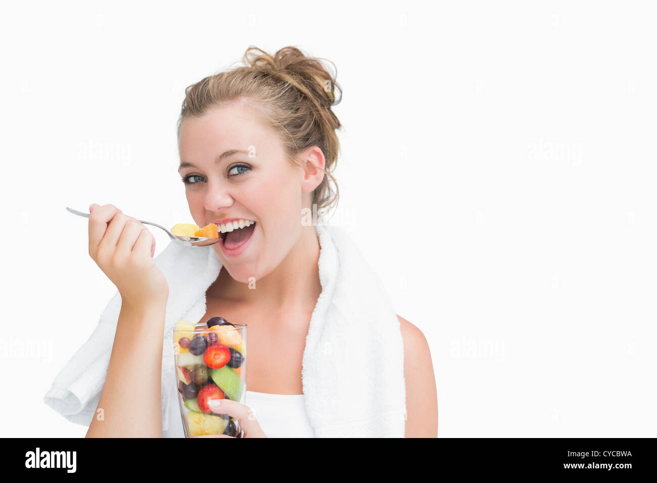 Woman eating fruit and smiling Banque D'Images