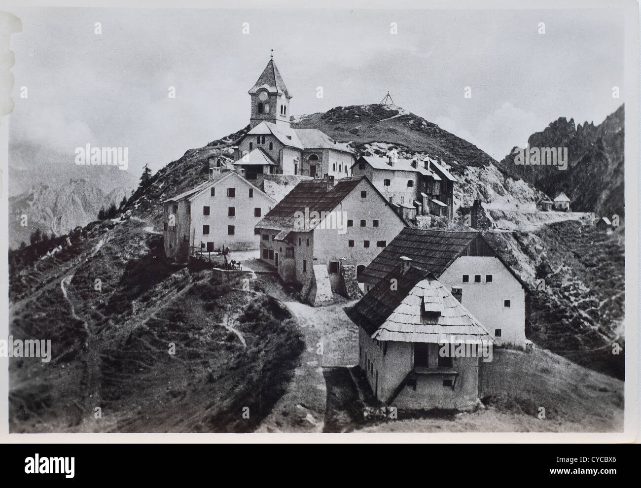 Une vue sur le mont Lussari dans une vieille carte postale Banque D'Images