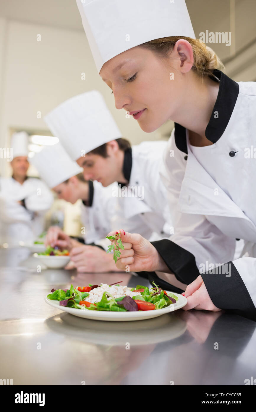 Préparer une salade du chef dans la classe Banque D'Images