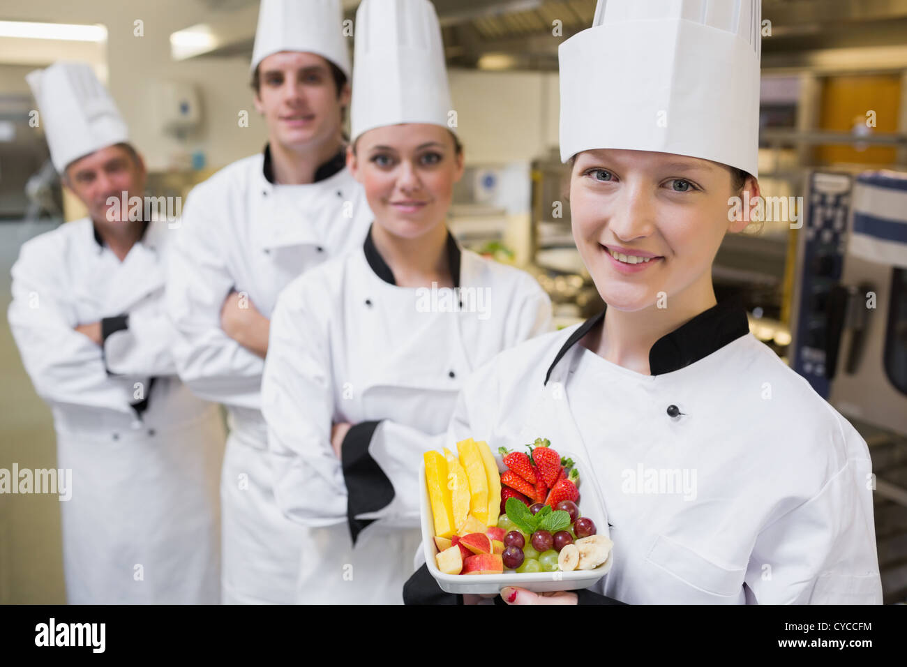 Chef presenting une salade de fruits Banque D'Images