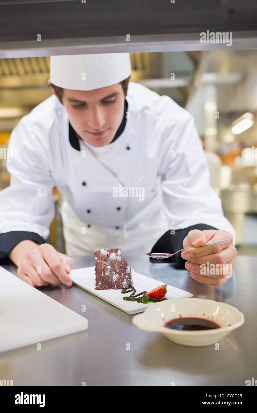 Chef putting sur le coulis de fruits dessert Banque D'Images