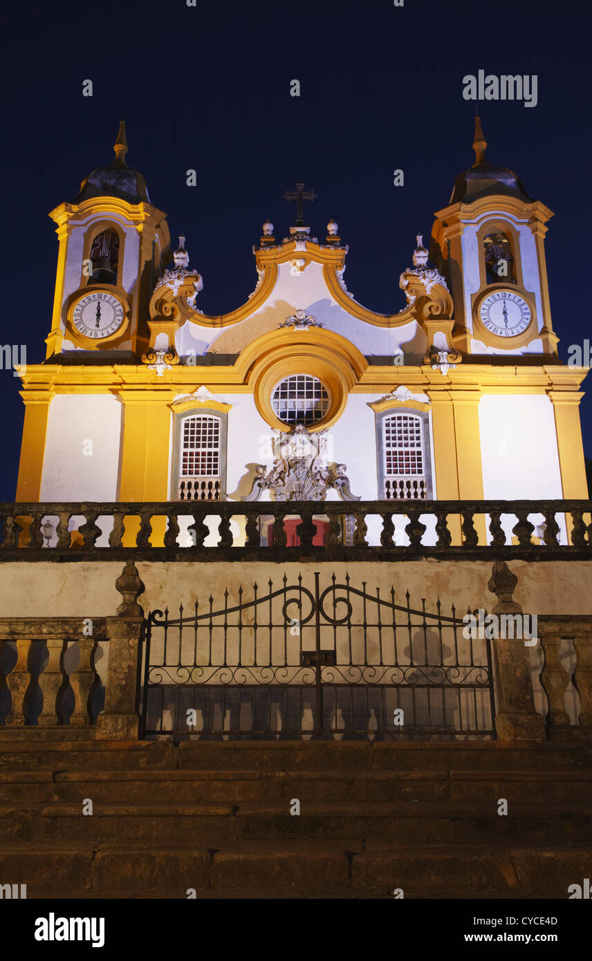 L'église Matriz de Santo Antonio au crépuscule, Tiradentes, Minas Gerais, Brésil Banque D'Images