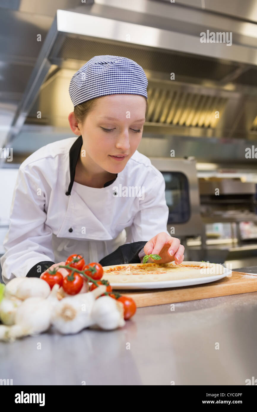 Femme cuisinière preparing pizza Banque D'Images