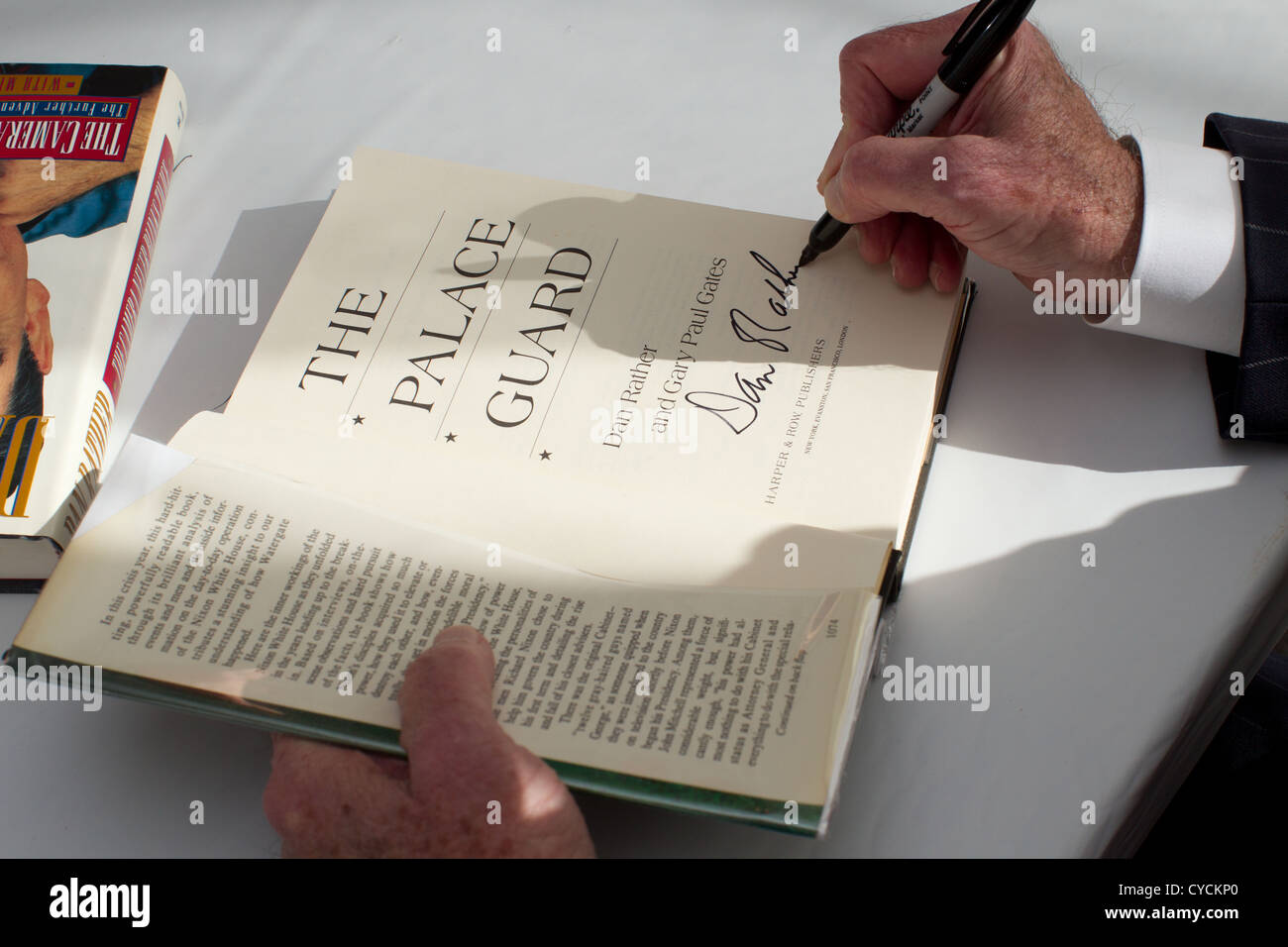 Journaliste Dan Rather signe une copie d'un de ses livres précédents, "Le Palace Guard,' pour un ventilateur à la Texas Book Festival Banque D'Images