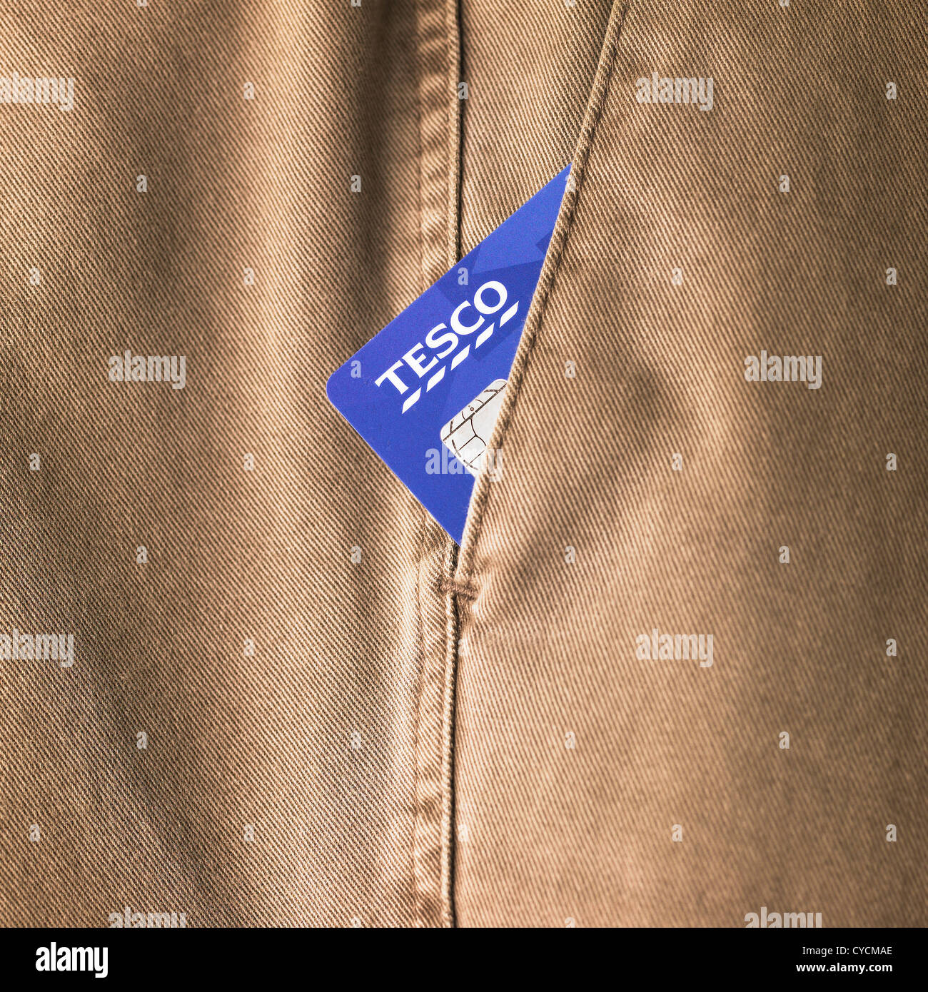 Tesco carte de banque dans la poche de pantalon décontracté Banque D'Images