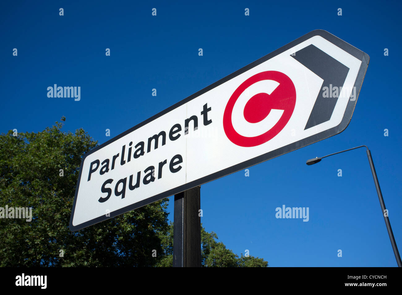 La place du Parlement signent avec symbole de péage urbain à Londres Banque D'Images