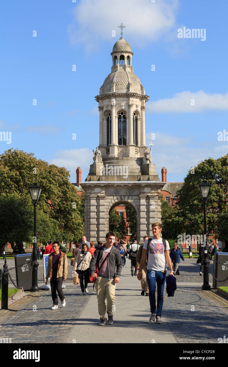 Les touristes à la place du Parlement à Trinity College campus Université de Dublin avec le Campanile de College Green Dublin Ireland Banque D'Images