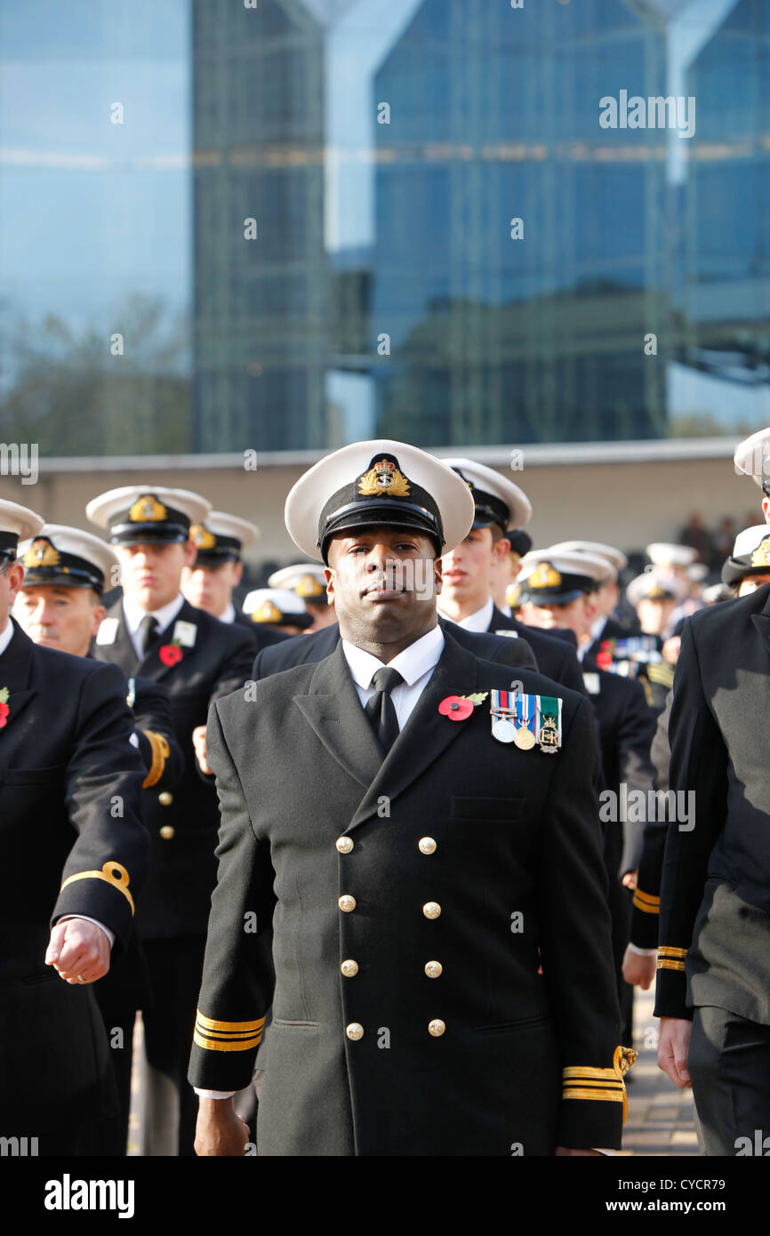 Les officiers de marine dans la parade du Souvenir à Birmingham 2011. Banque D'Images