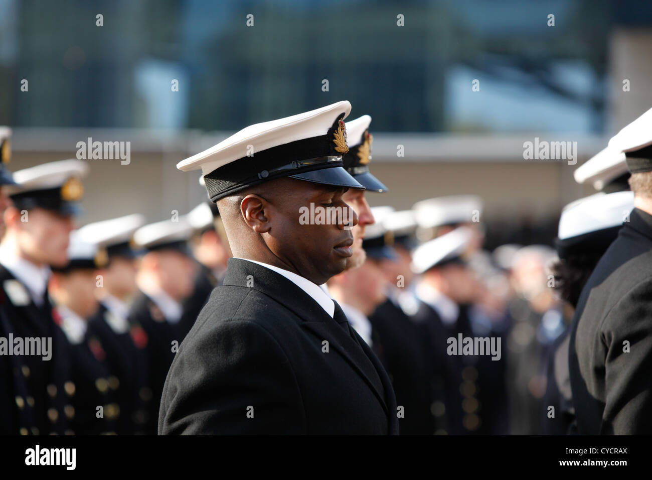 Les officiers de marine dans la parade du Souvenir à Birmingham 2011. Banque D'Images