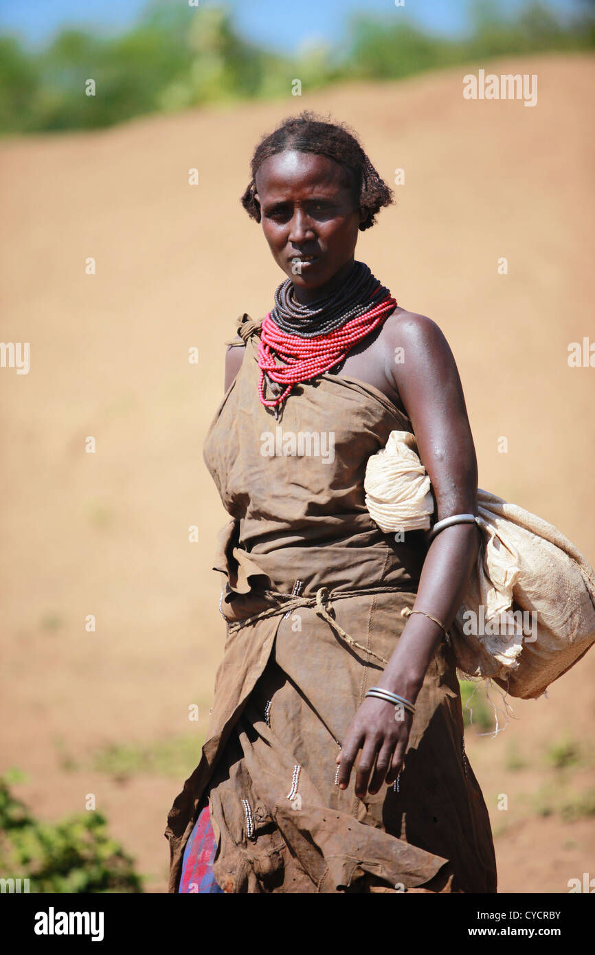 Femme éthiopienne tribale. Banque D'Images