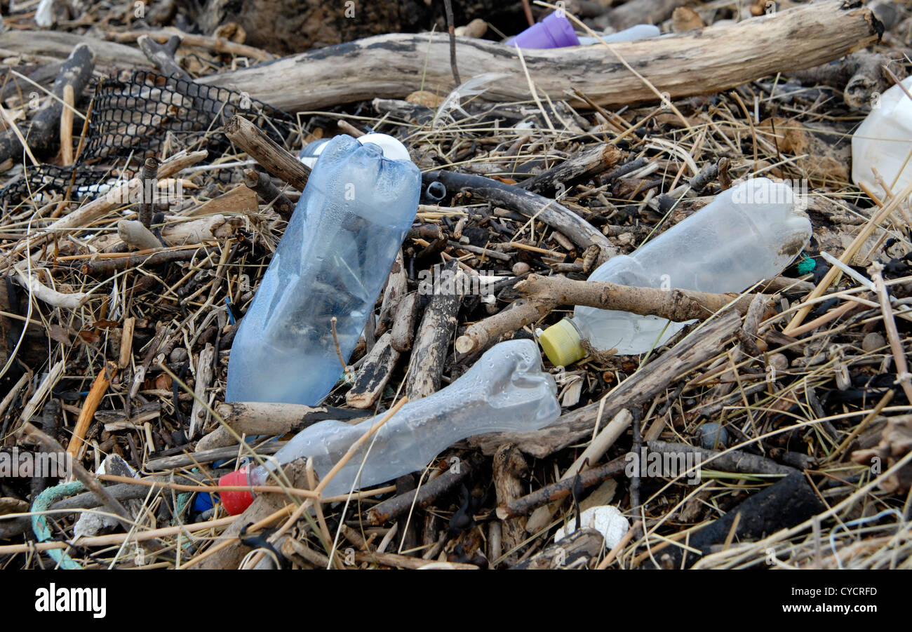 Les bouteilles en plastique, bois flotté et autres débris échoués à marée haute sur la plage de Saunton, North Devon, Angleterre. Banque D'Images