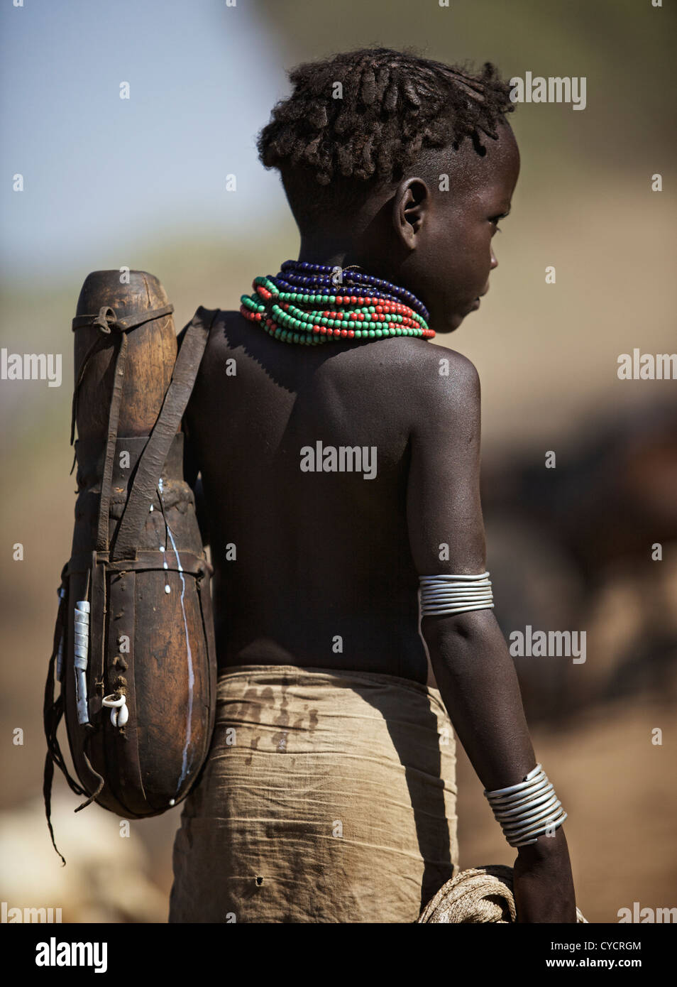 Jeune garçon portant un calabas tribal. Banque D'Images