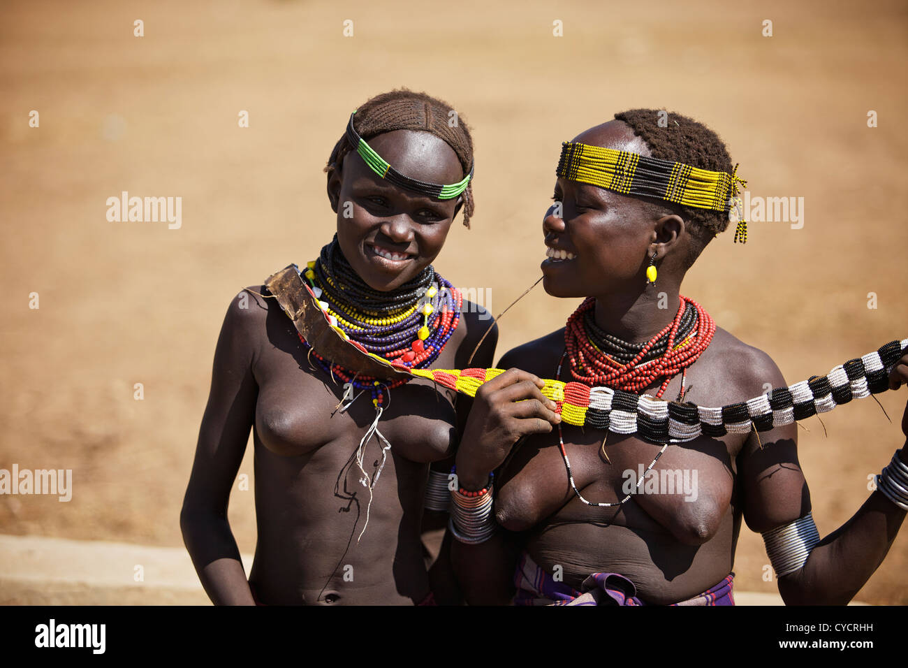 Les filles des tribus ayant un peu d'amusement. Banque D'Images