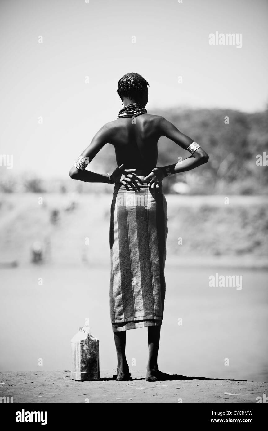 Femme regardant Tribal sur une rivière. Banque D'Images