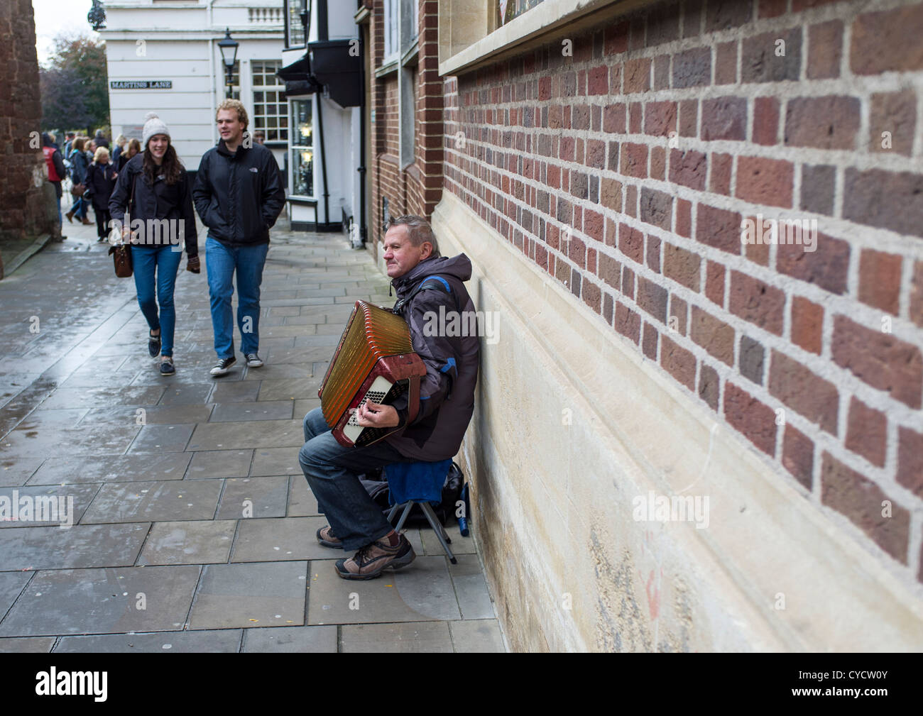 Le 31 octobre 2012. Devon en Angleterre. Un musicien ambulant à jouer de l'accordéon aux passants à Exeter sur un jour d'automne humide. Banque D'Images