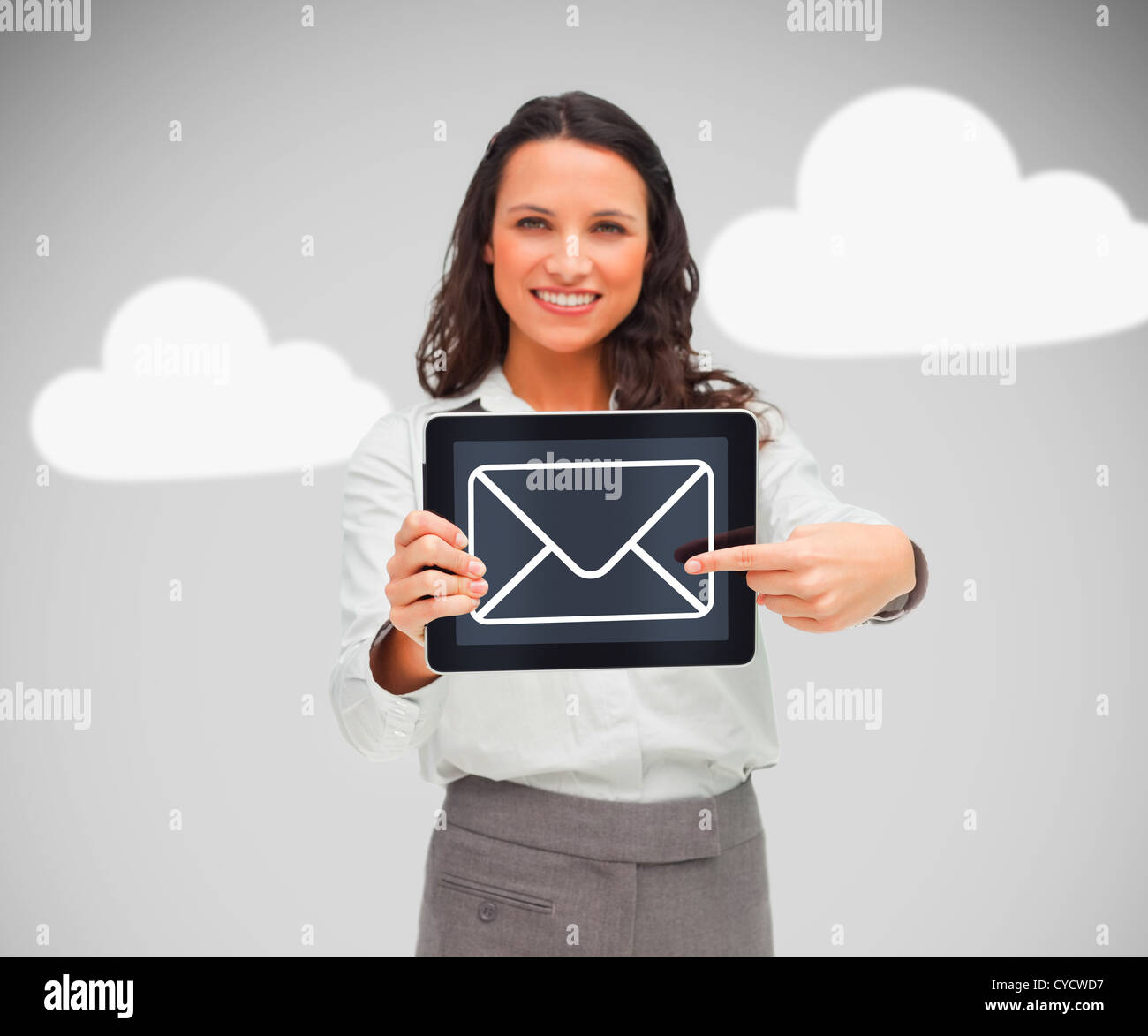 Woman holding tablet pc avec symbole e-mail Banque D'Images