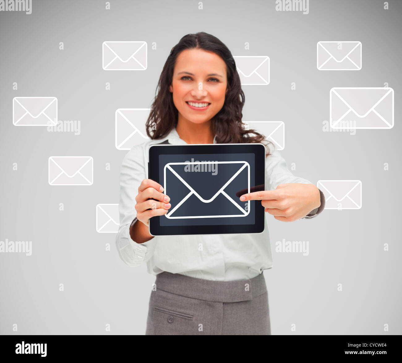 Businesswoman pointing à mail symbole sur tablet pc Banque D'Images
