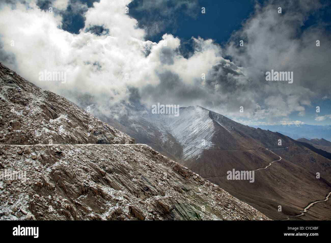 Sur la route de Leh, la capitale du Ladakh à La Vallée de Nubra sur le Khardung La pass, Ladakh, Inde Banque D'Images