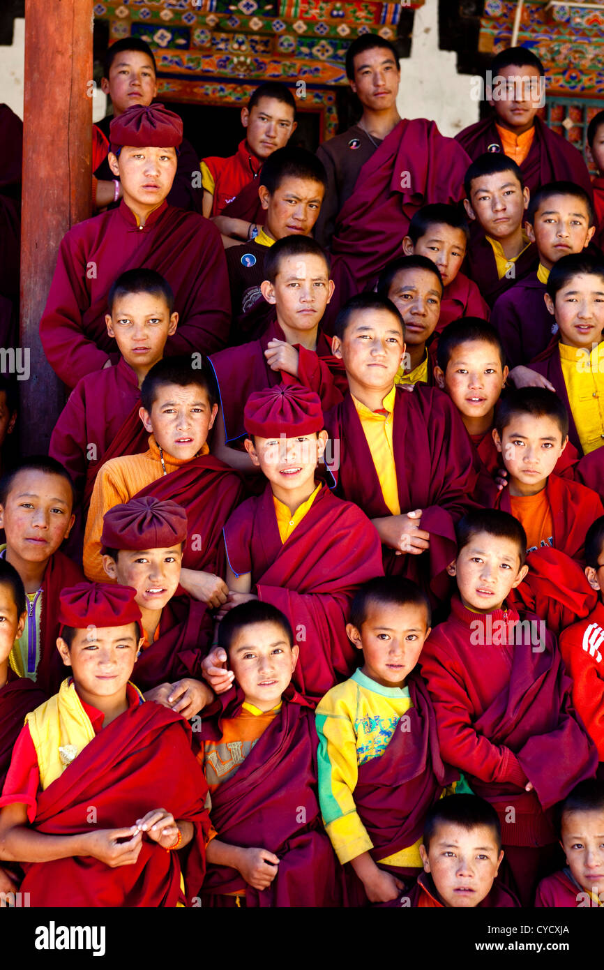 Un groupe de moines novices au monastère de Hemis en Inde. Banque D'Images