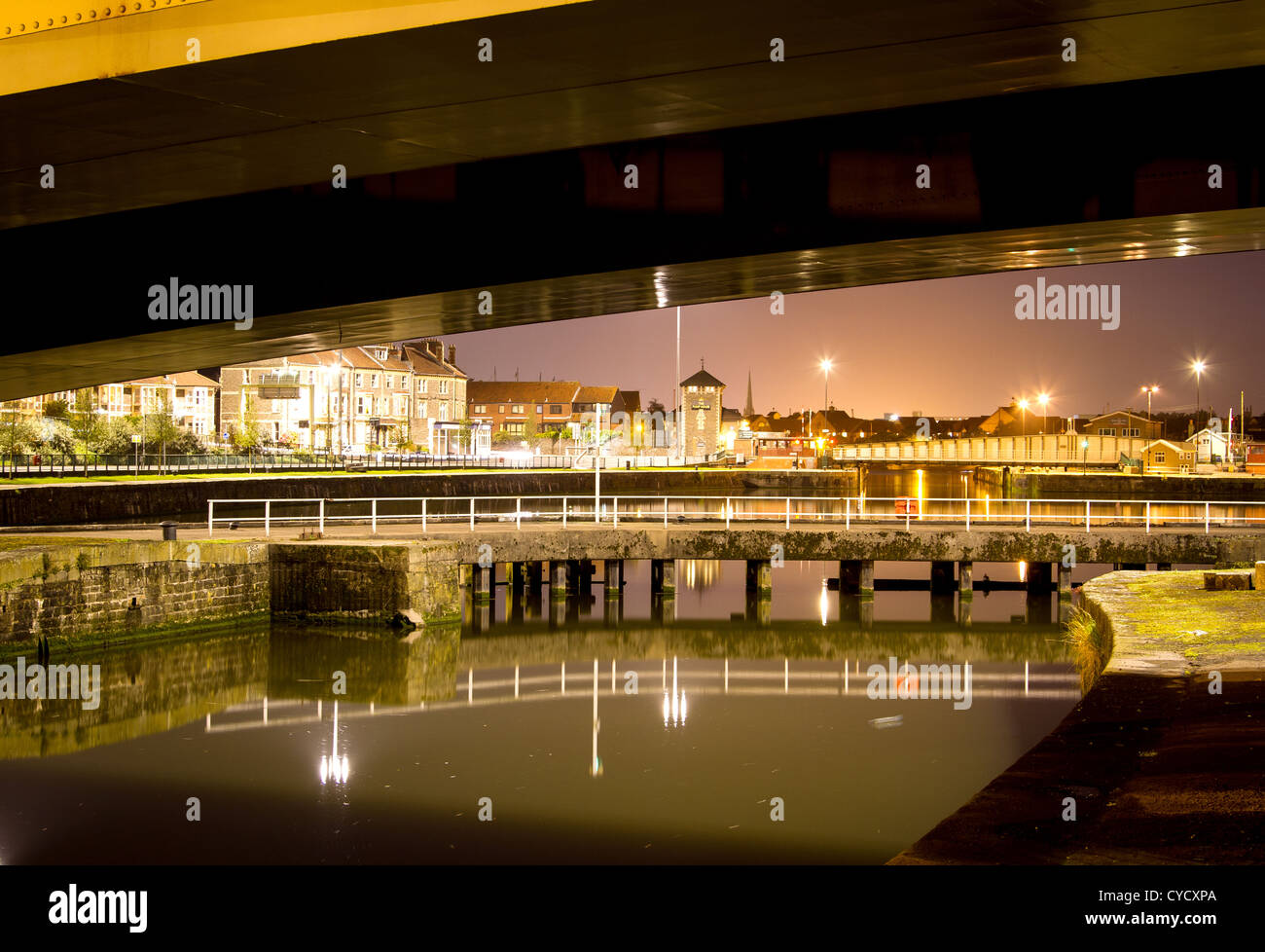 Le bassin de Cumberland du Bristol sur le port flottant par nuit Banque D'Images