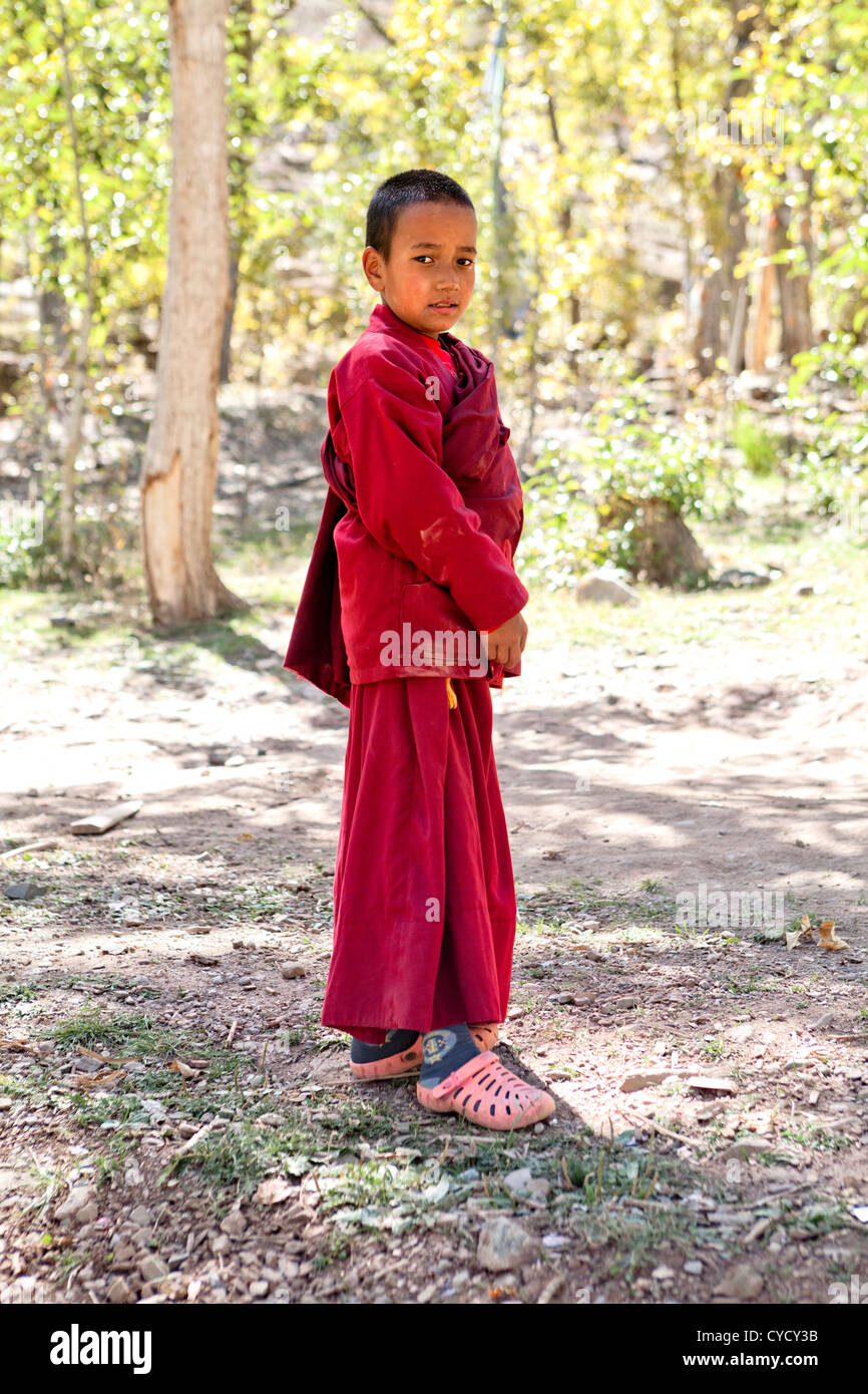 Un novice moine au monastère de Hemis en Inde. Banque D'Images