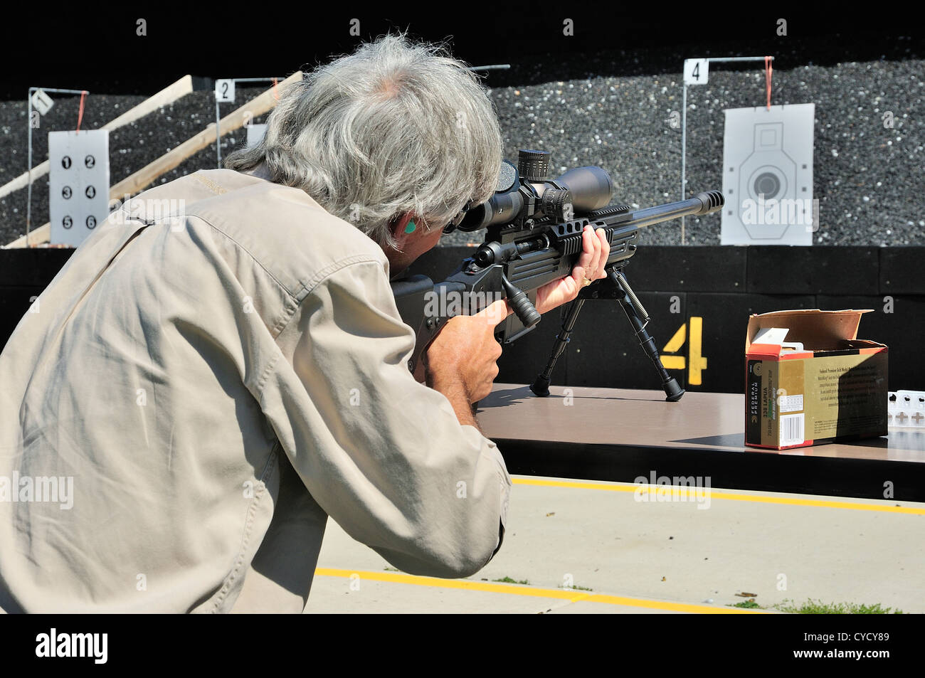 Des essais de tir tireur .338 fusil de sniper au tir du FBI à Chicago, Illinois, USA. Identité dissimulée par demande. Banque D'Images