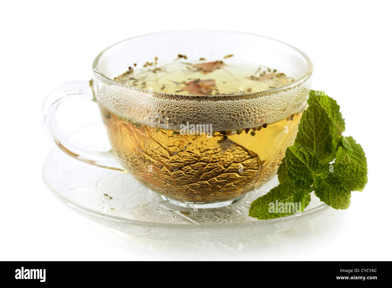 Tasse de thé vert avec du citron et menthe isolated on white Banque D'Images