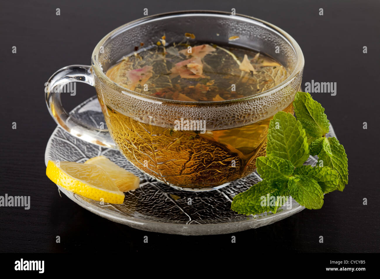 Tasse de thé vert avec du citron et de la menthe sur la table en bois sombre. Banque D'Images