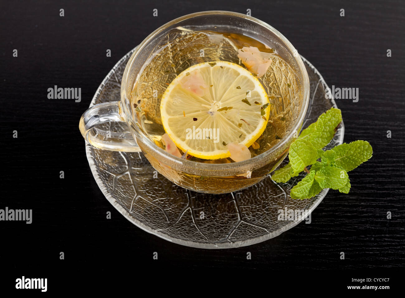Tasse de thé vert avec du citron et de la menthe sur la table en bois sombre. Banque D'Images