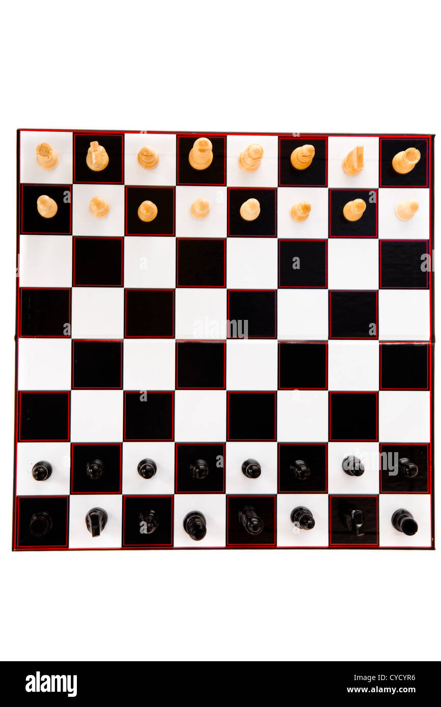 Pièces des échecs debout à l'échiquier Banque D'Images