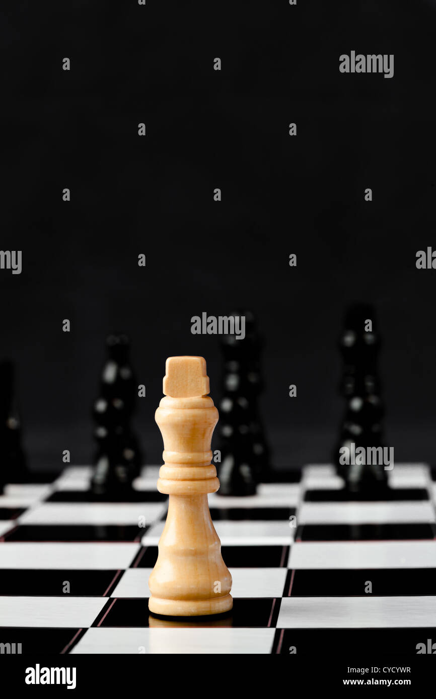 Pièce d'échecs blanc debout Banque D'Images