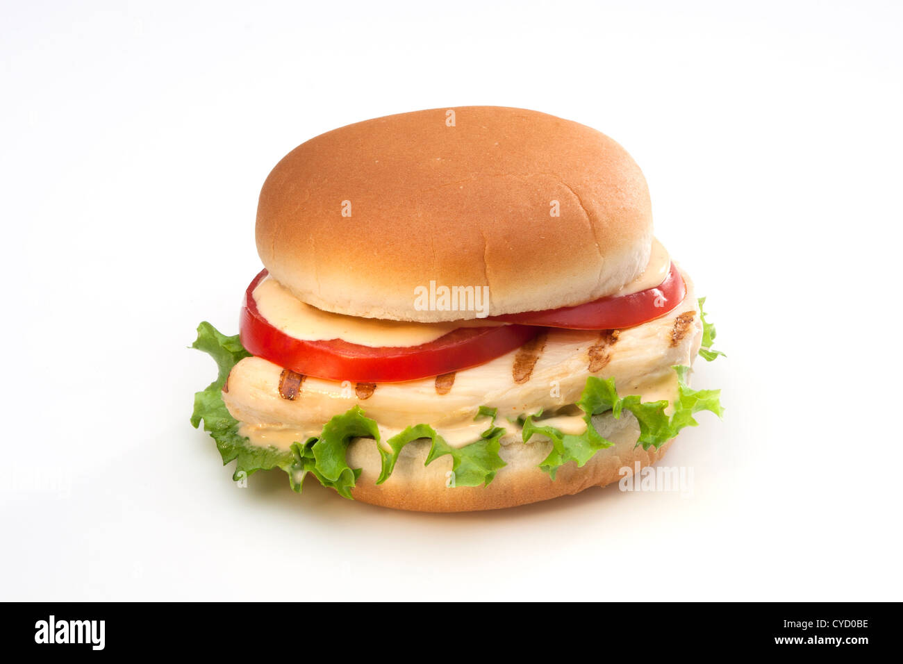 Burger au poulet grillé sur un fond blanc. Banque D'Images