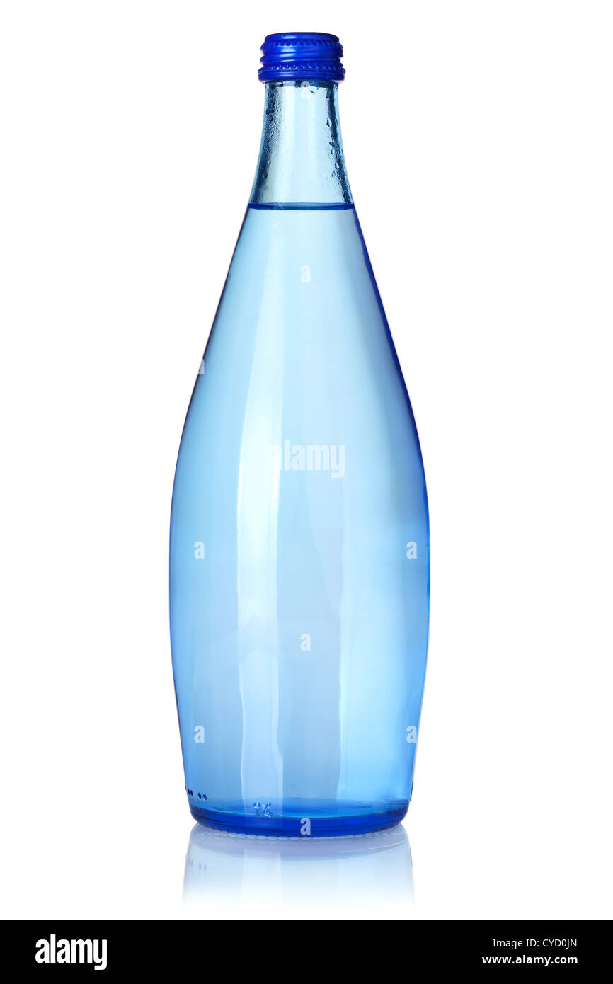 Le flacon en verre de l'eau de soude. Isolé sur fond blanc Banque D'Images