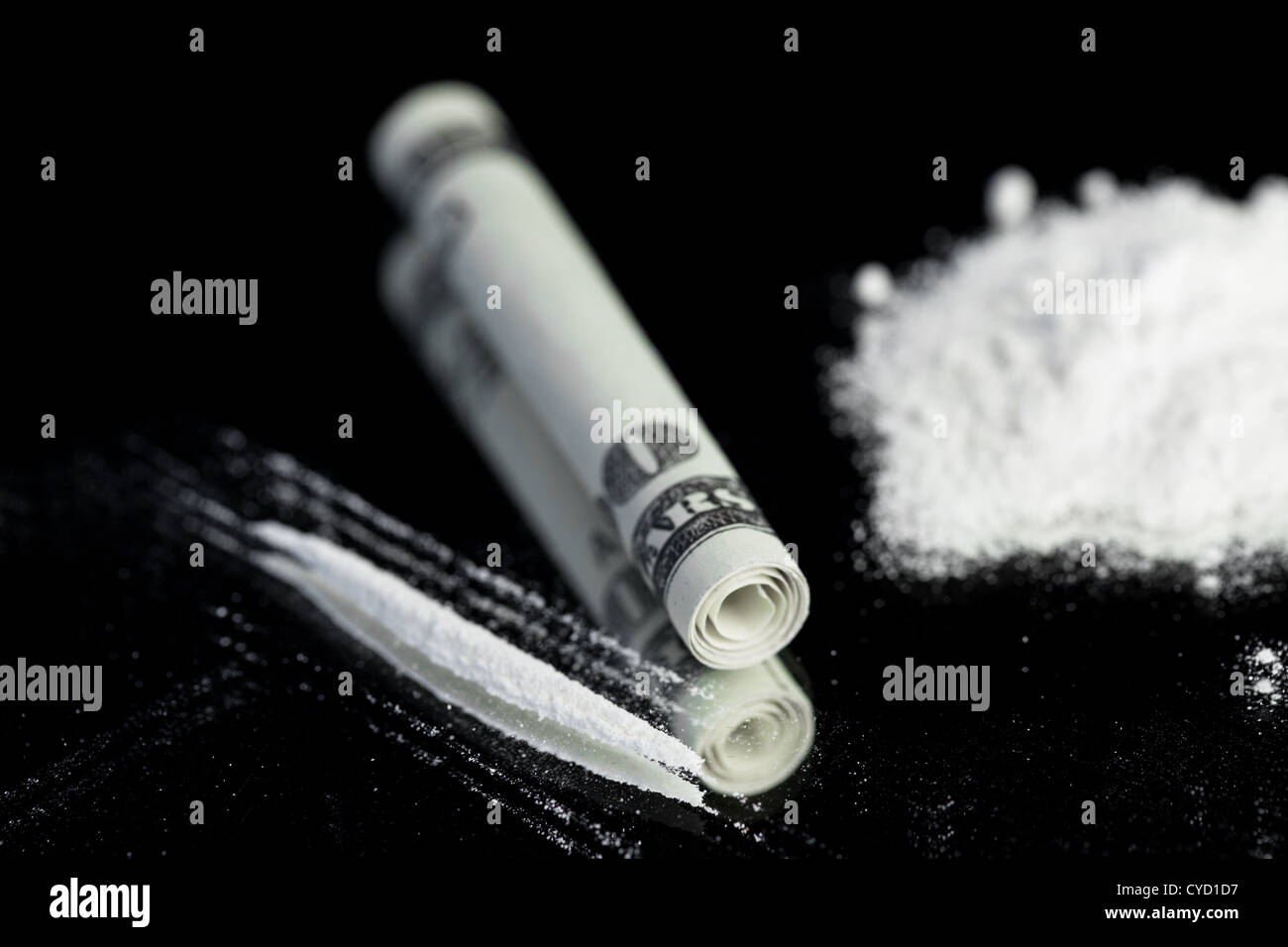 Pile de substance blanche à côté de rolled up note et la ligne Banque D'Images