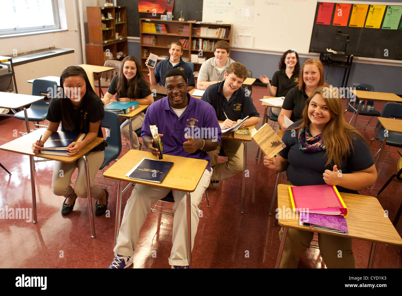 Heureux les élèves dans une classe de l'école secondaire catholique sont heureux d'être étudiant l'anglais. Banque D'Images