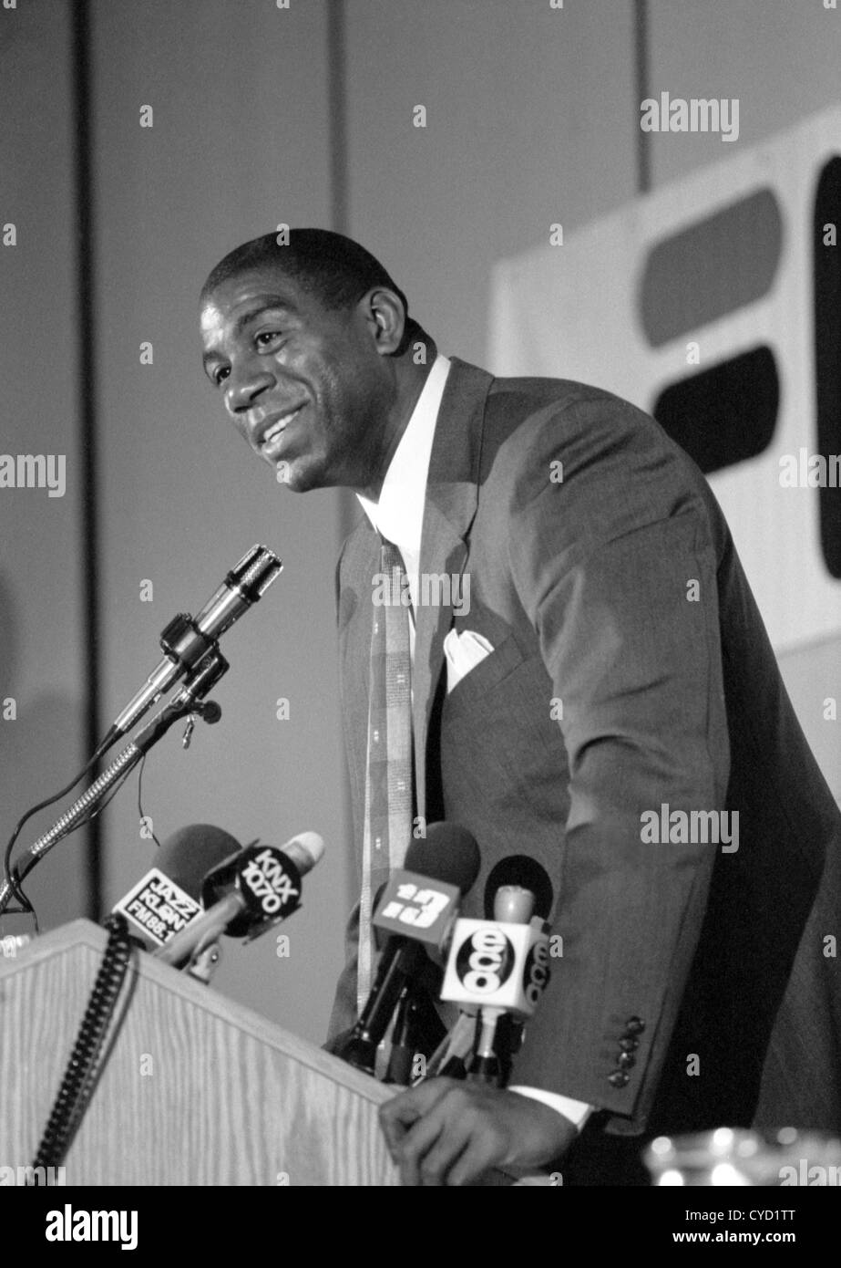 Earvin Magic Johnson donne une conférence de presse pour annoncer l'été Pro League se déplace à la Pyramide à Cal State long Beach Banque D'Images