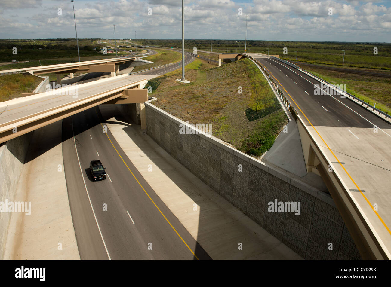 Passage supérieur et inférieur du nouveau tronçon de l'autoroute à péage 130 dans le centre du Texas rural près de Austin Banque D'Images