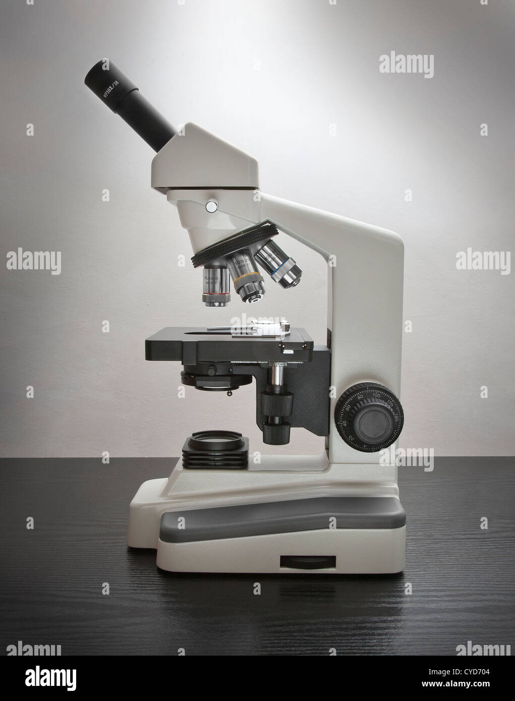 Microscope composé moderne, side view Banque D'Images