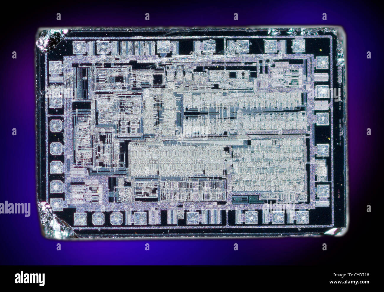 Photo macro d'une puce de silicium, circuit intégré, lire écrire - circuit de l'amplificateur. Banque D'Images