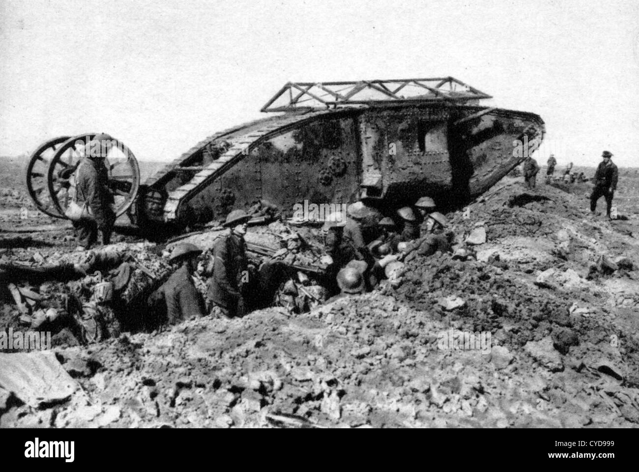 Les troupes britanniques, qui ont la tâche, avec l'aide de faire progresser simultanément les chars de bataille, de lancer l'attaque sur Thiepval. Banque D'Images