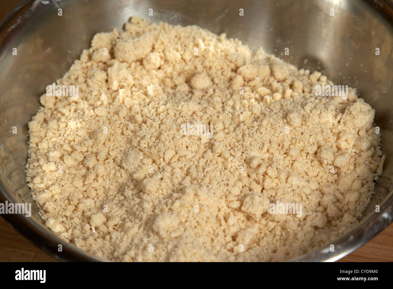 Farine et le beurre mélangés comme base de pâte brisée dans un bol en métal Banque D'Images