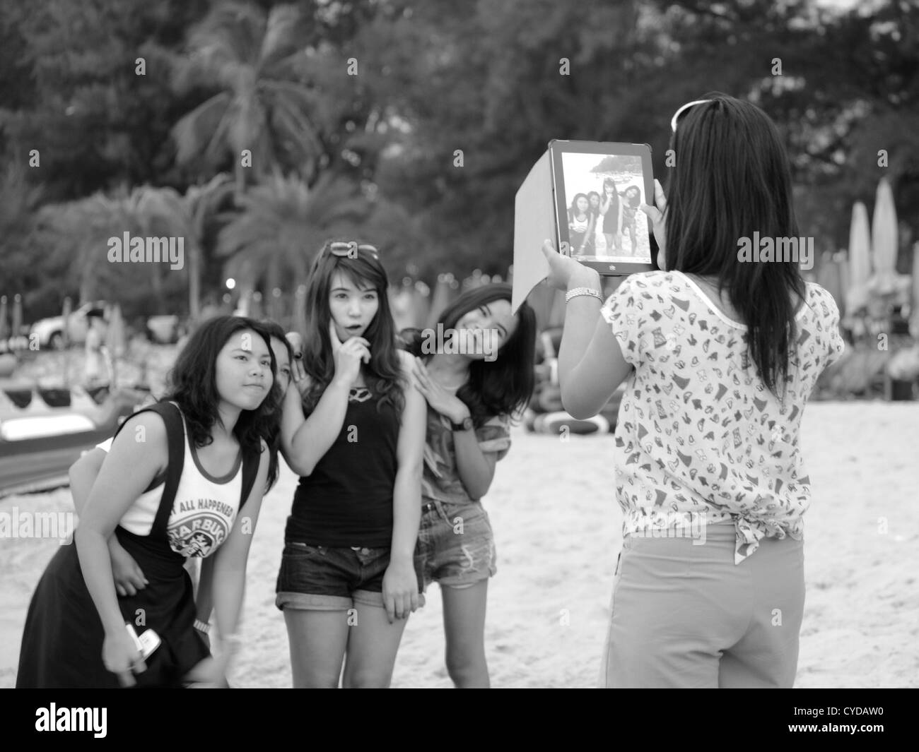 Trois filles thai posant pour une photo prise sur un pad, je Cha Am Beach , cha am , Thaïlande Banque D'Images