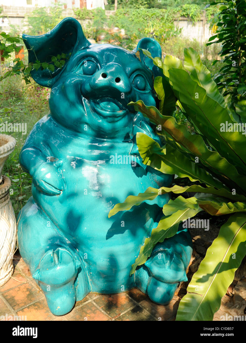 Cochon de céramique colorée, Tao Hong Tai en usine de céramique, la Thaïlande Ratchaburi Banque D'Images