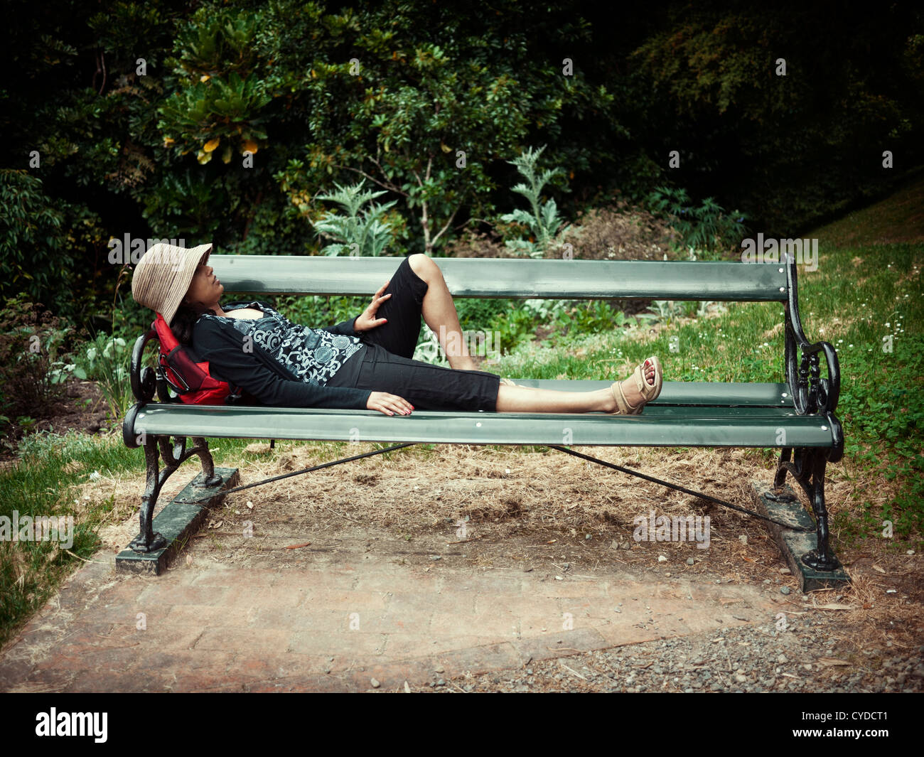 Le punjabi femme repose sur le banc de parc. Banque D'Images