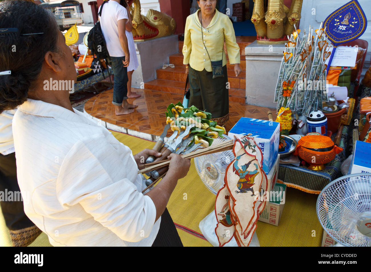 Fidèles dans le temple Wat Hosian Voravihane à Luang Prabang, Laos Banque D'Images